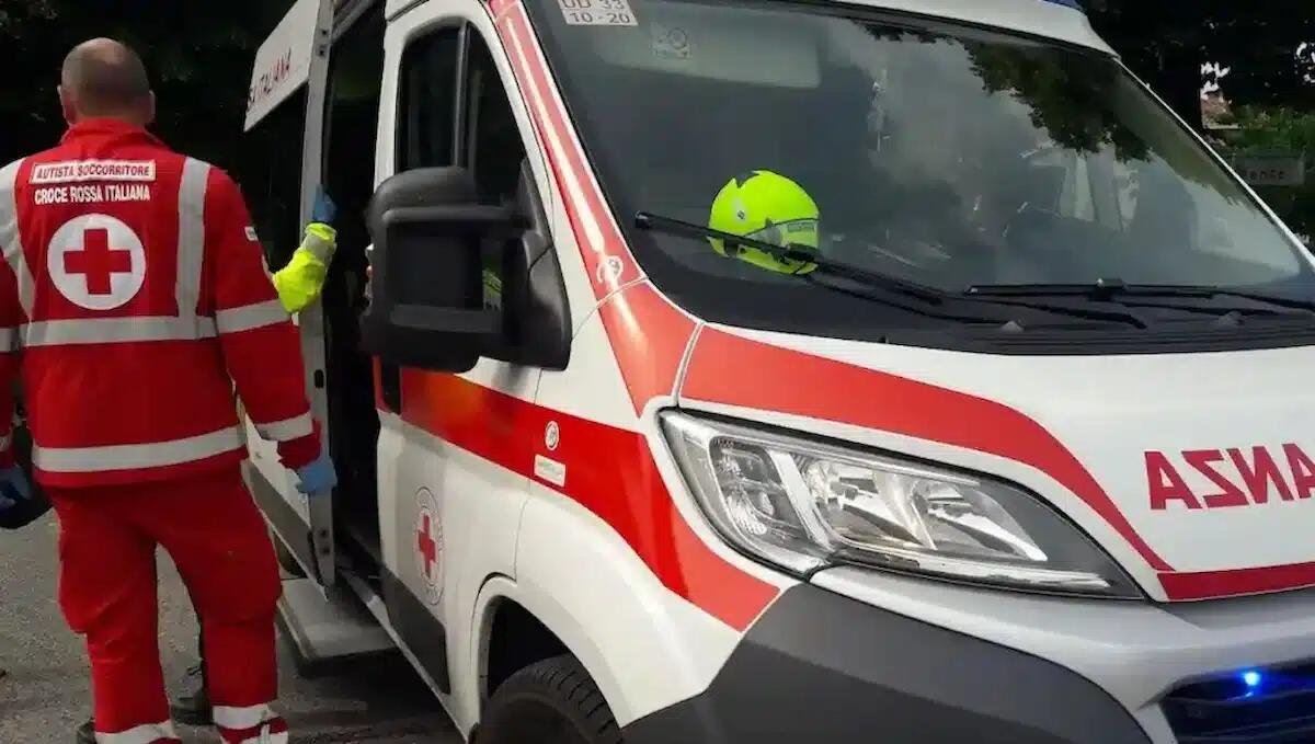 Smart investe pedone: 60enne in ospedale, code all'ingresso del centro - 