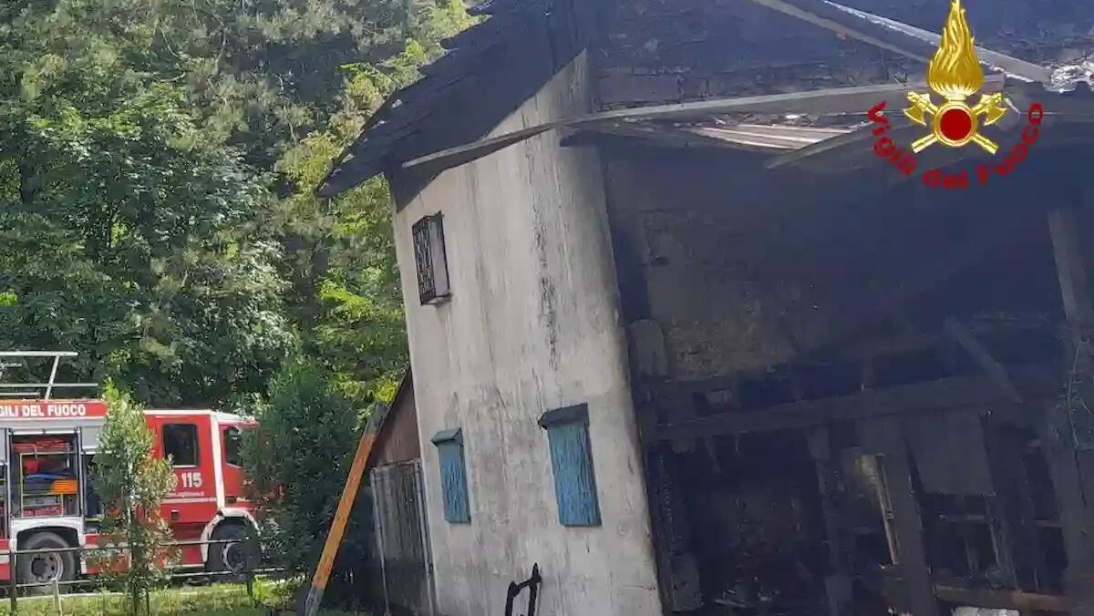 Un improvviso incendio distrugge una malga, intossicato il proprietario: salva l'area boschiva - 