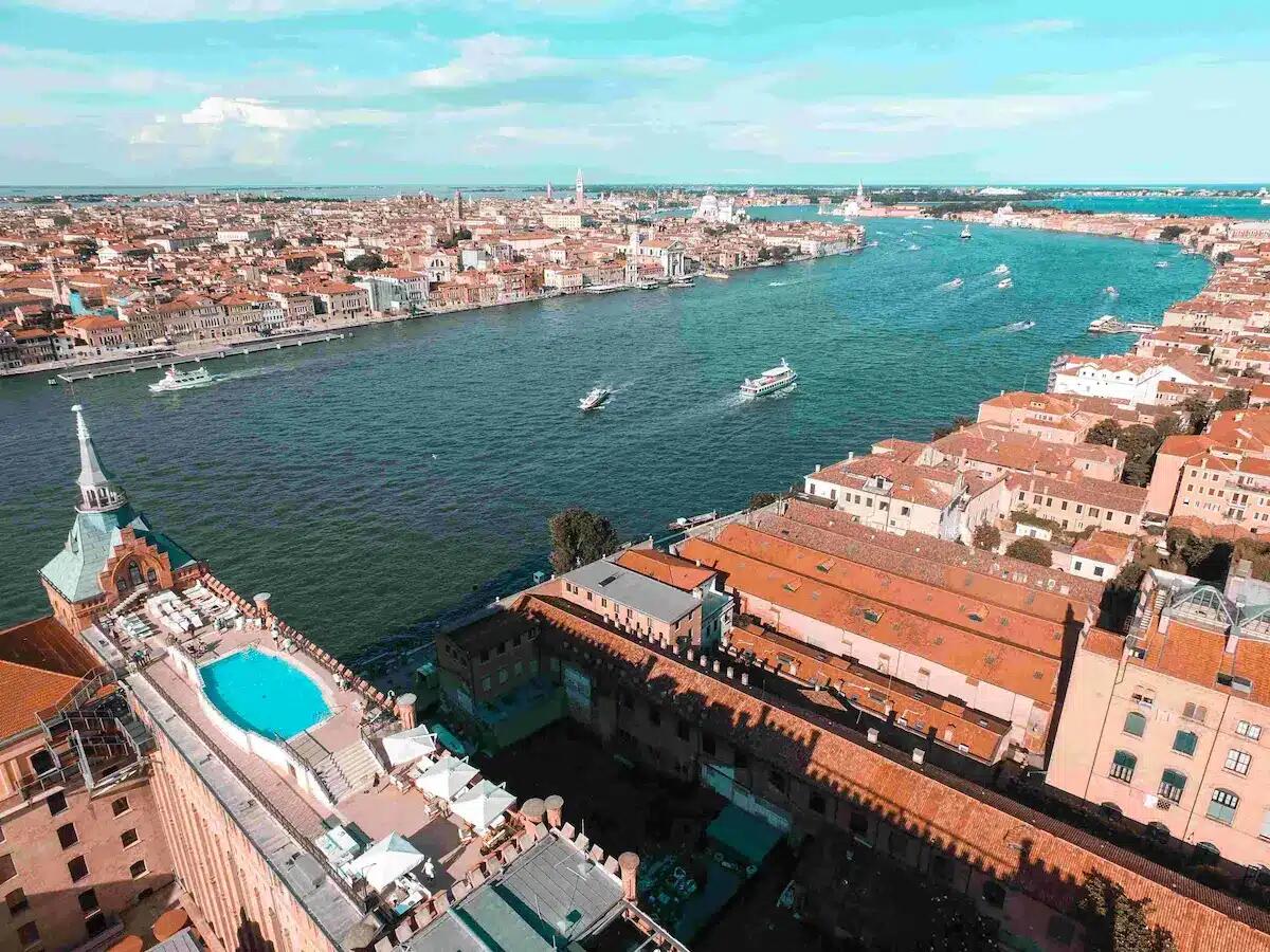 Non è solo un hotel: è un viaggio tra gondole, grigliate e laboratori per piccoli chef - 