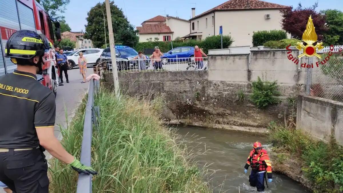 Finisce con la carrozzina nel canale: 77enne tratta in salvo e portata in ospedale - 