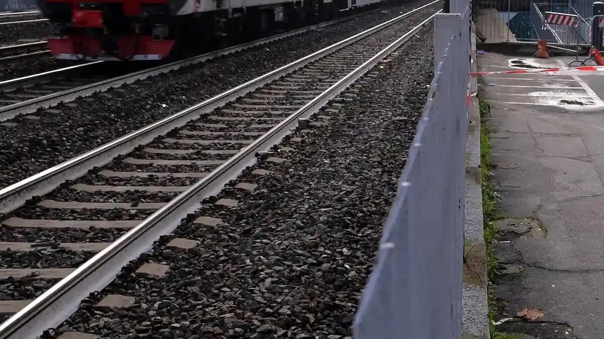 Investito da un treno mentre attraversa i binari: gravissimo un 50enne, trasferito d'urgenza - 