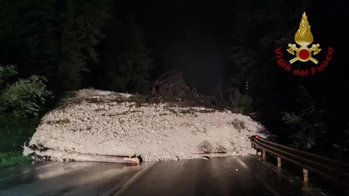 Enorme frana nella notte: colata di fango e detriti blocca completamente l'Alemagna, strada chiusa - 