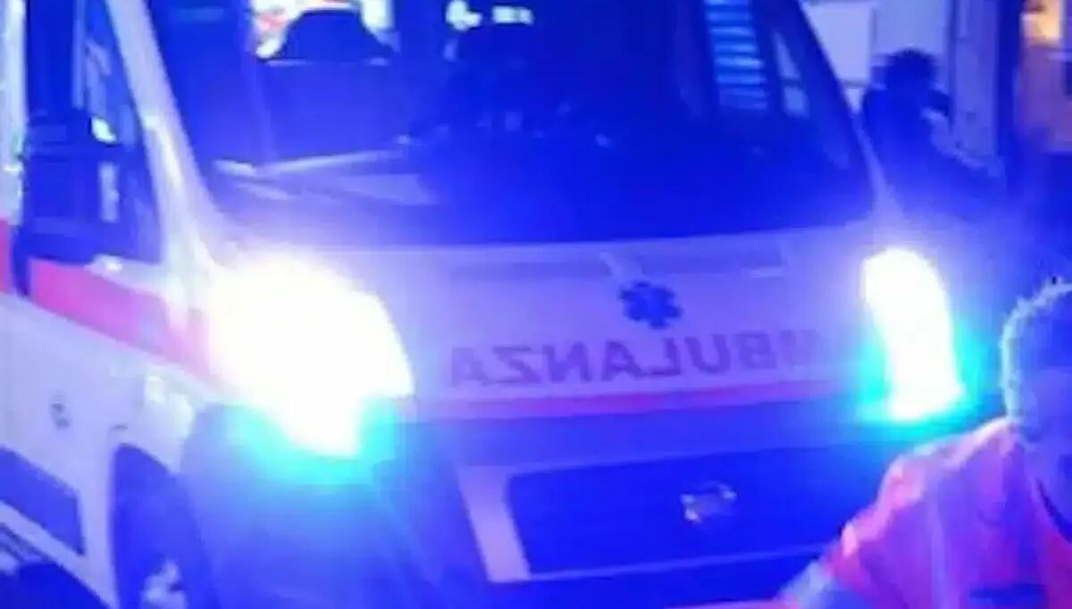 Ciclista falciato da un'auto nella notte: finisce nel canale a bordo strada e muore a 54 anni - 