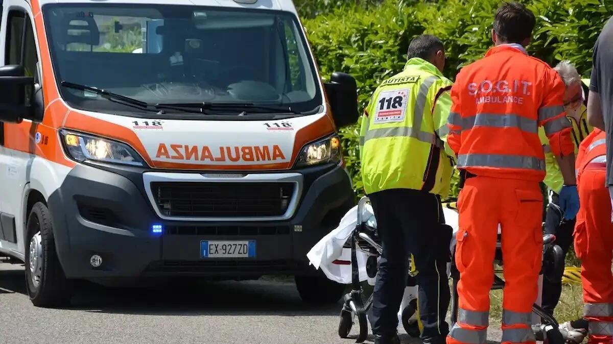 Tre giovani a piedi investiti e scaraventati nel fossato: il conducente accelera e si dà alla fuga - 