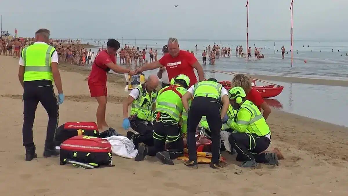 Malore in acqua a Lignano: 75enne rischia di annegare, salvato da due bagnini fuori turno - 
