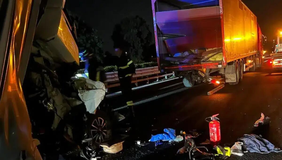 Tragedia nella notte in A4, autocarro tampona tir: un morto - 
