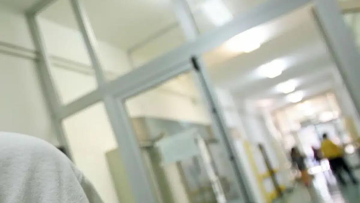 Non gli danno la droga, tossicodipendente dà in escandescenze: medici si barricano negli ambulatori -