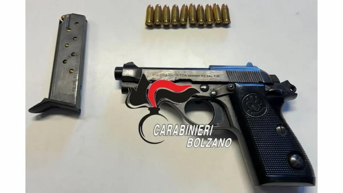 Controlli antidroga dei Carabinieri, spunta una pistola rubata: la scoperta shock in un seminterrato -