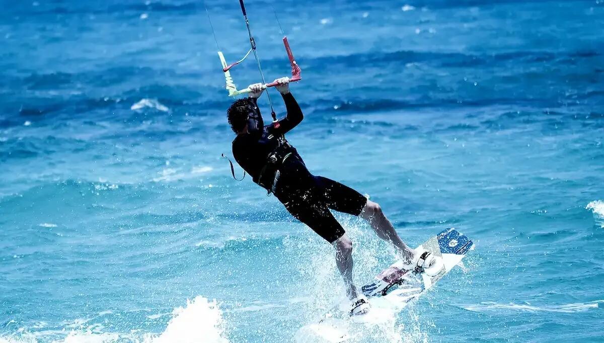 Vola col kitesurf contro un peschereccio sul lago di Garda: 56enne si frattura le gambe - 