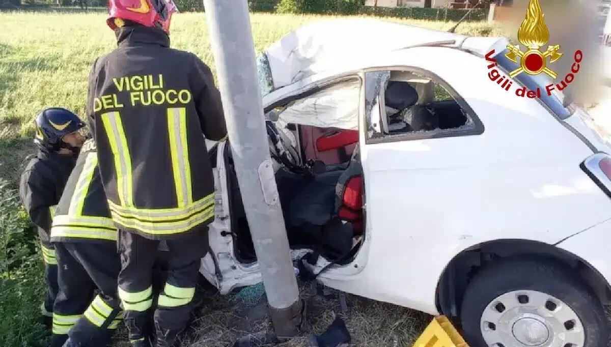 Auto contro palo della luce a San Giorgio di Nogaro: conducente estratto dall'abitacolo deformato -