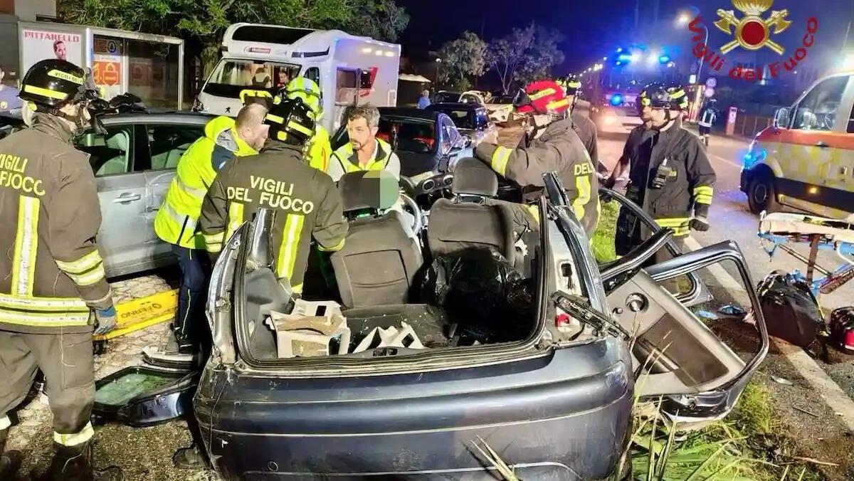 Violento incidente nella notte, 3 auto coinvolte: una donna intrappolata tra le lamiere - 