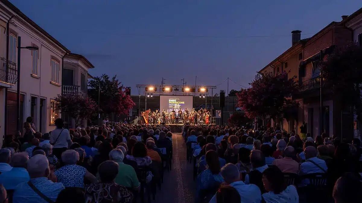 Tra sold out ed emozioni: successo per il concerto omaggio a Ennio Morricone a Stienta - 