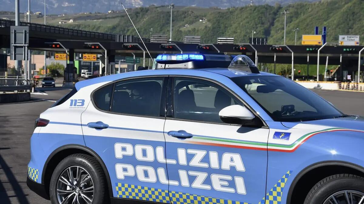 Resta in panne sulla "Merano-Bolzano": auto senza benzina, conducente senza patente da 11 anni - 