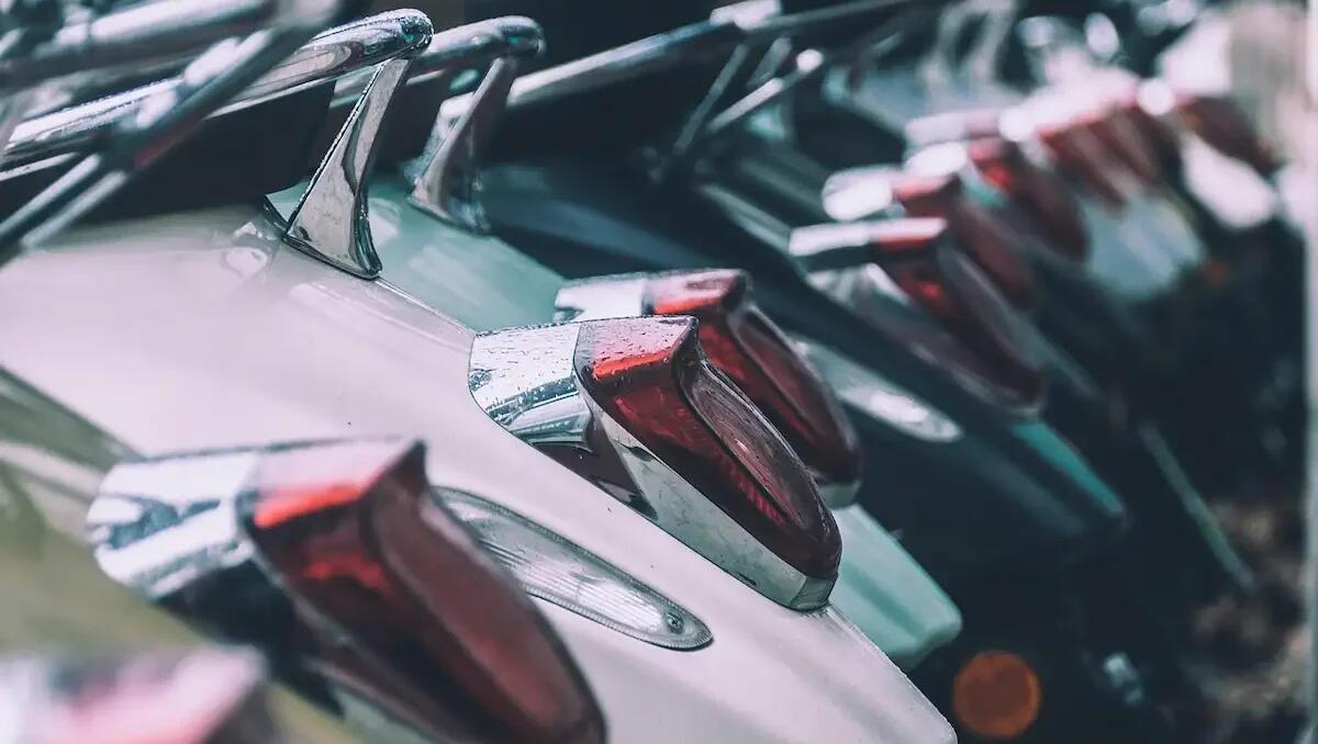 Camion sbanda, invade la corsia opposta: travolge gli scooter parcheggiati. Il conducente non si ferma -