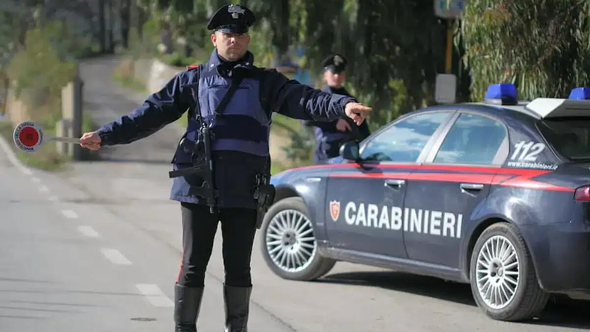 Con lo scooter irregolare non si ferma al posto di blocco e investe un carabiniere: gamba fratturata - 