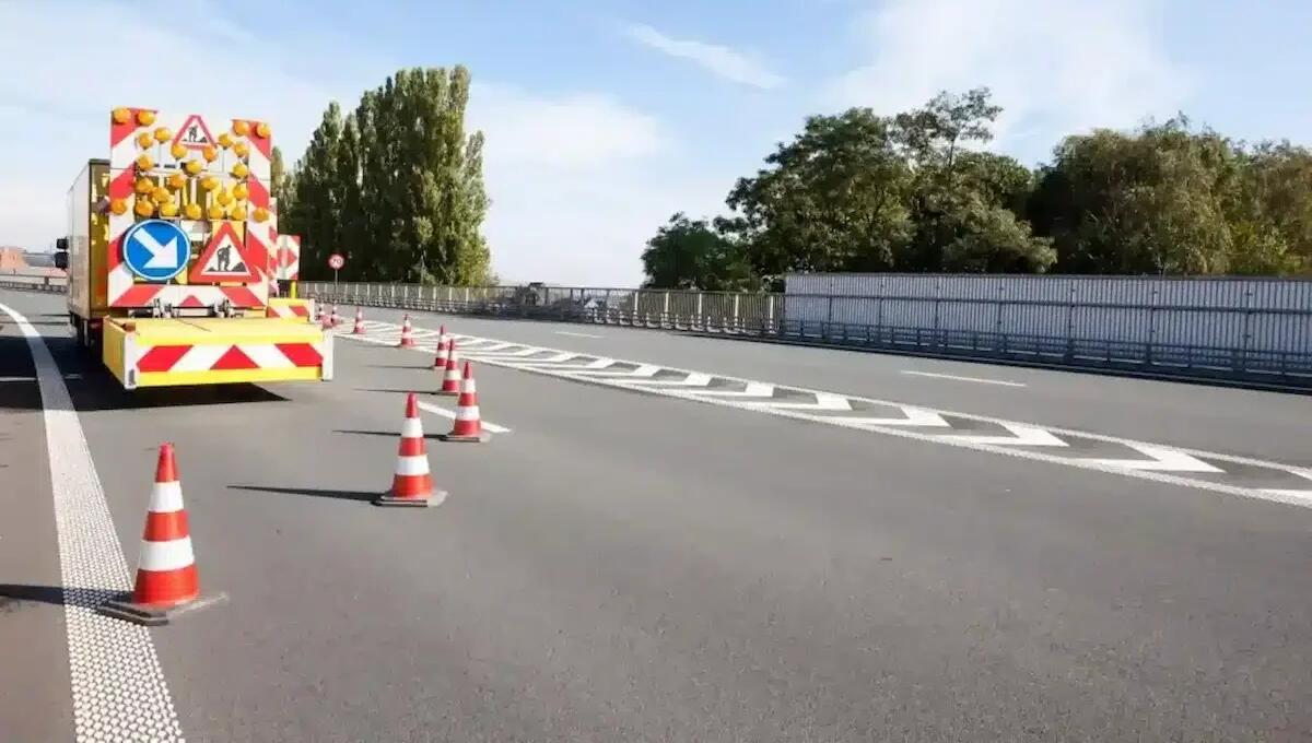 Caldo record, cede l'asfalto in A4: chiusa una corsia e due caselli, traffico in tilt - 
