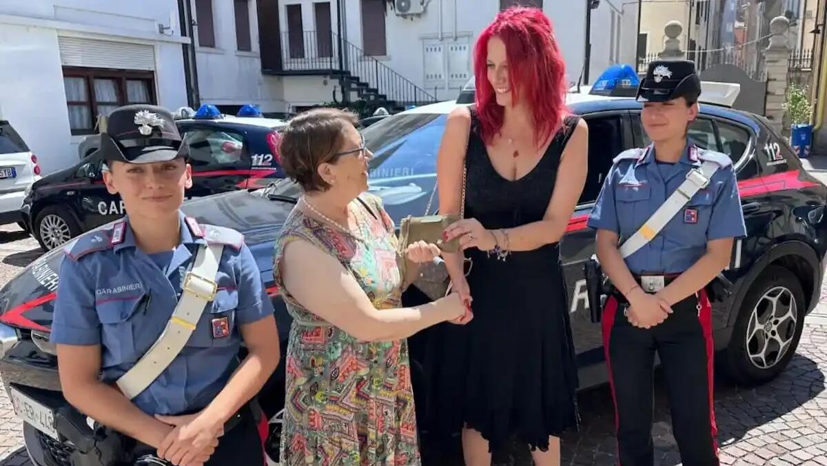 Cammina per le vie del centro e trova un portafoglio: all'interno oltre 700 euro - 