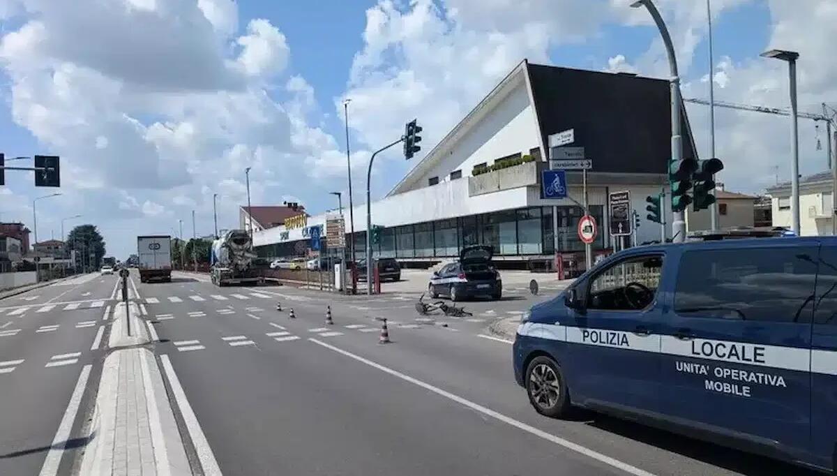Investita da una betoniera mentre attraversa in bici sulle strisce: 79enne in condizioni disperate - 