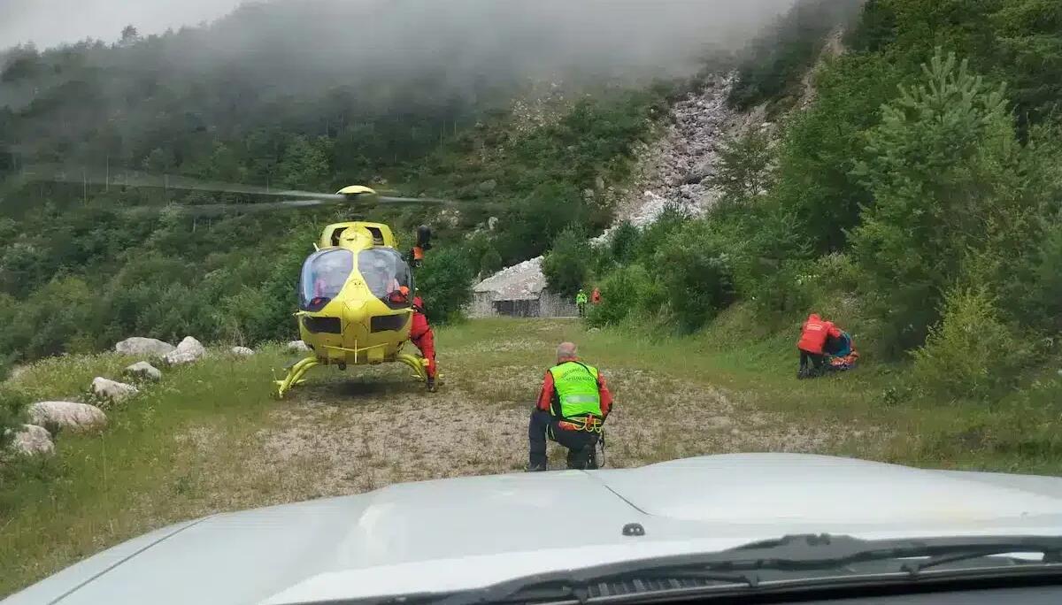Masso caduto dall'alto lo colpisce sul ginocchio: alpinista raggiunge la cima e chiama i soccorsi -