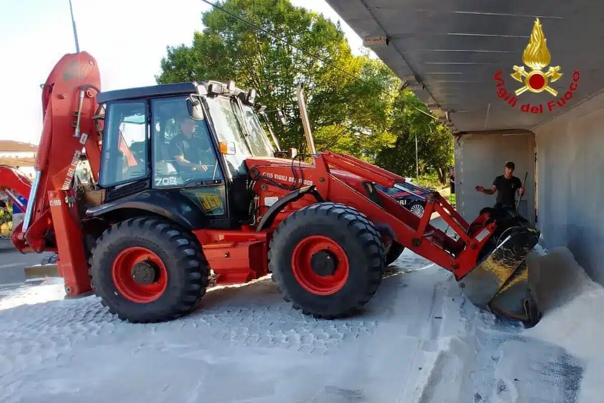 Paura in rotonda, un camion si ribalta: tonnellate di sale sulla carreggiata | VIDEO - 
