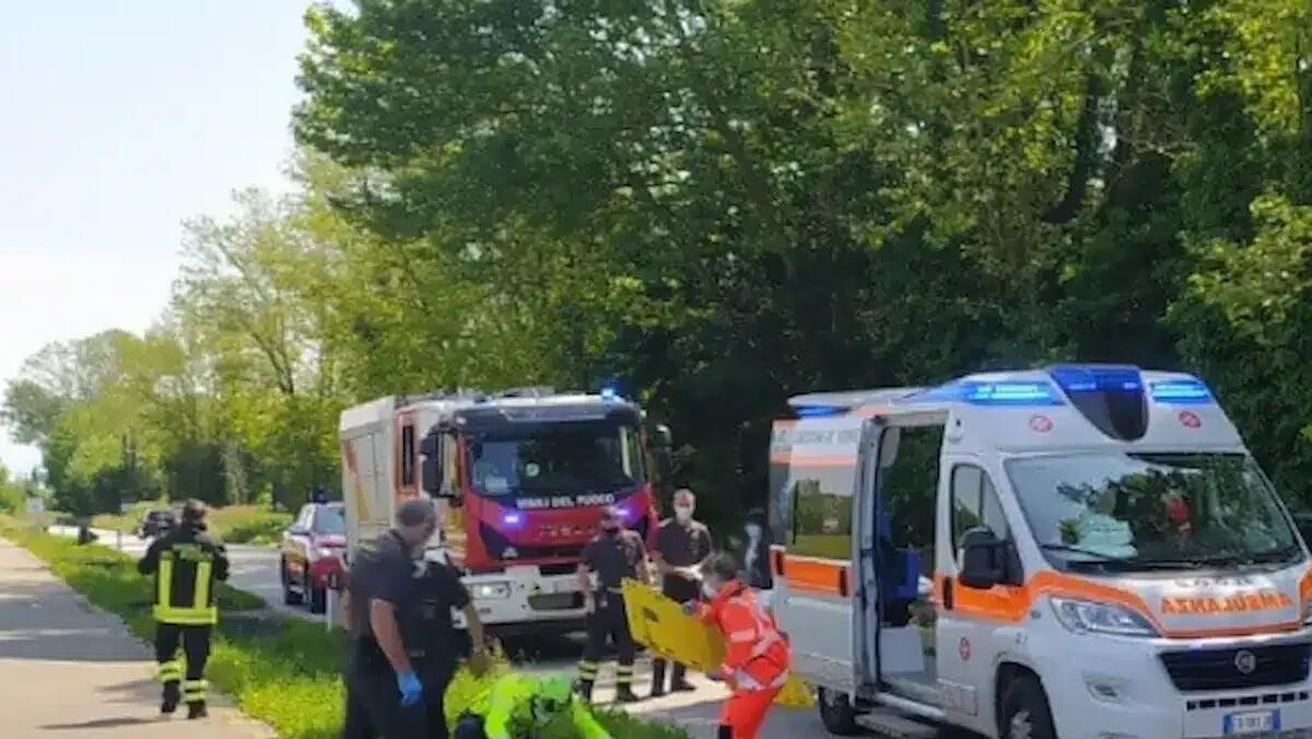 Si sente male durante una gita con gli amici: si accascia a terra e muore - 