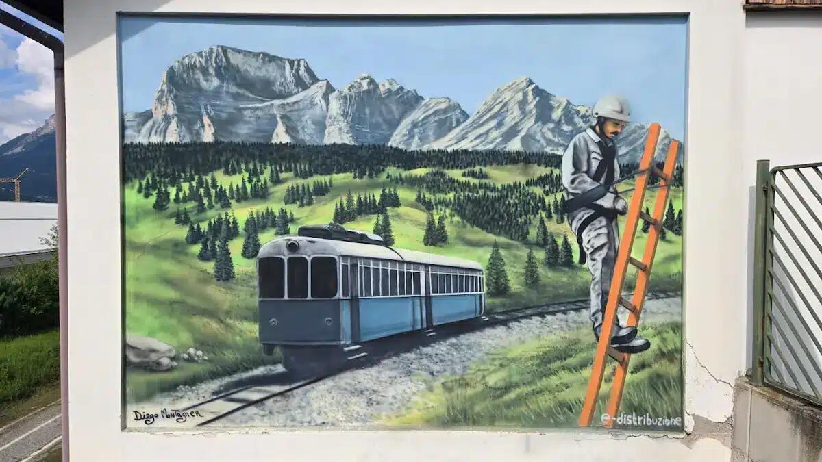 Pieve di Cadore, il Trenino delle Dolomiti rivive attraverso il murale di Diego Montagner - 