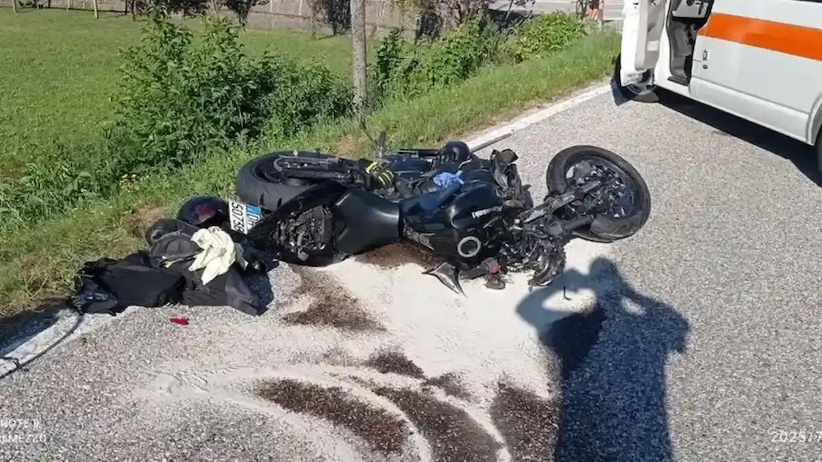 Tragico scontro auto-moto all'alba: morto centauro 49enne - 