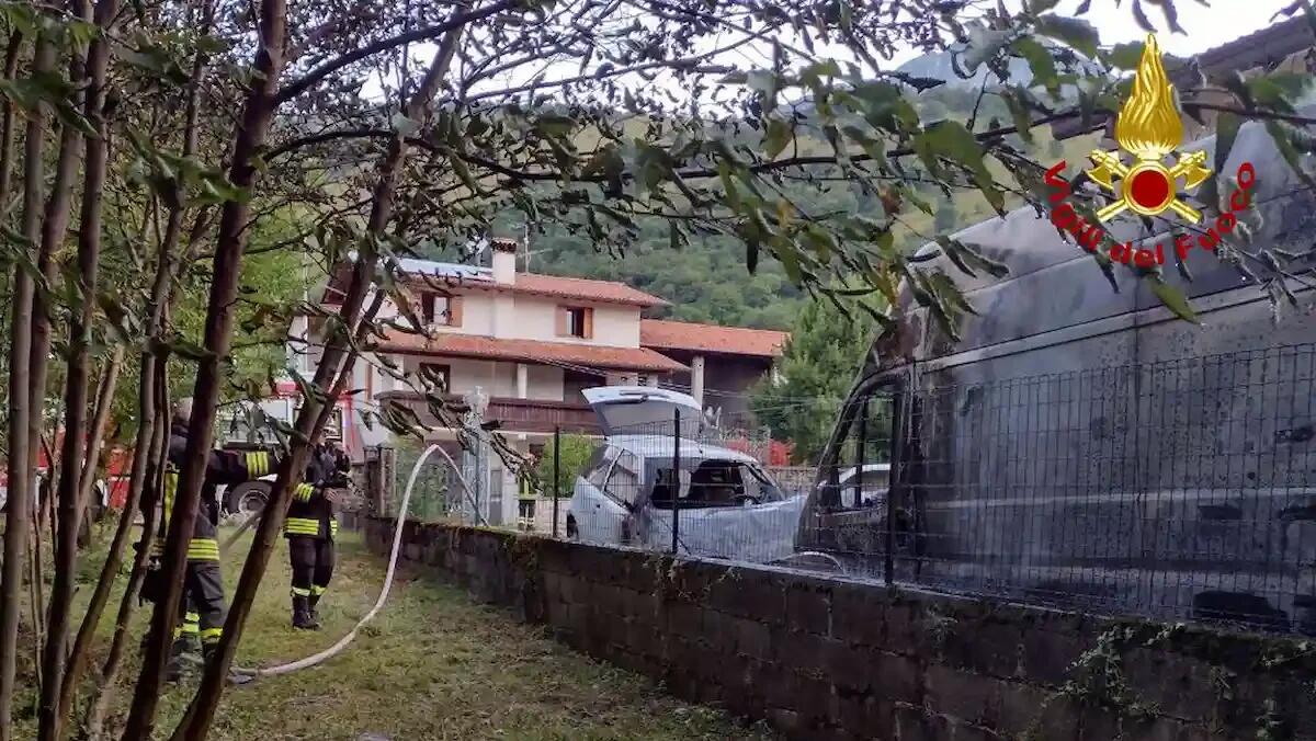 Paura all'alba nel cortile di casa: furgone e auto parcheggiati vanno a fuoco -