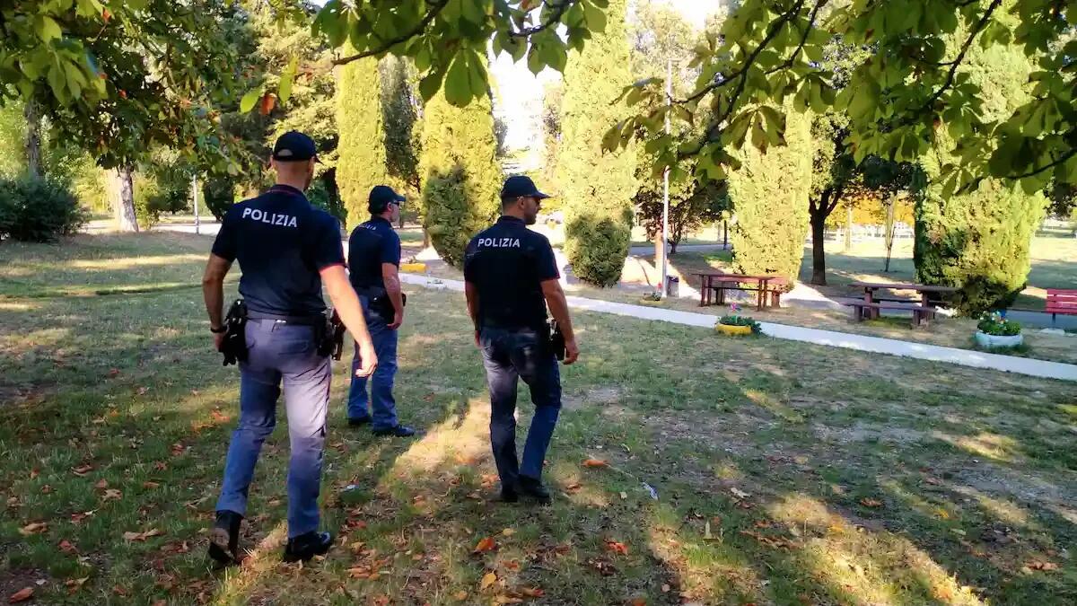 Molestava bambine e ragazze al parco: espulso 34enne privo di permesso di soggiorno -
