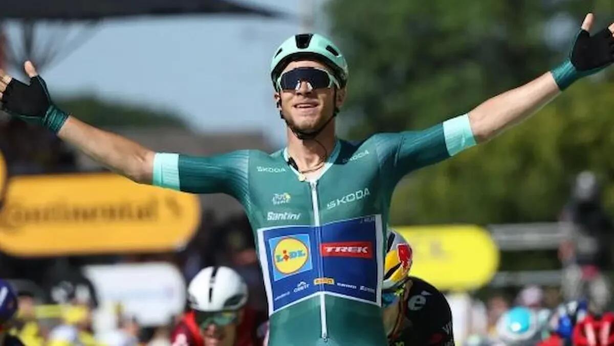 Tour de France, sprint perfetto di Jonathan Milan: è vittoria a Laval dopo sei anni - 