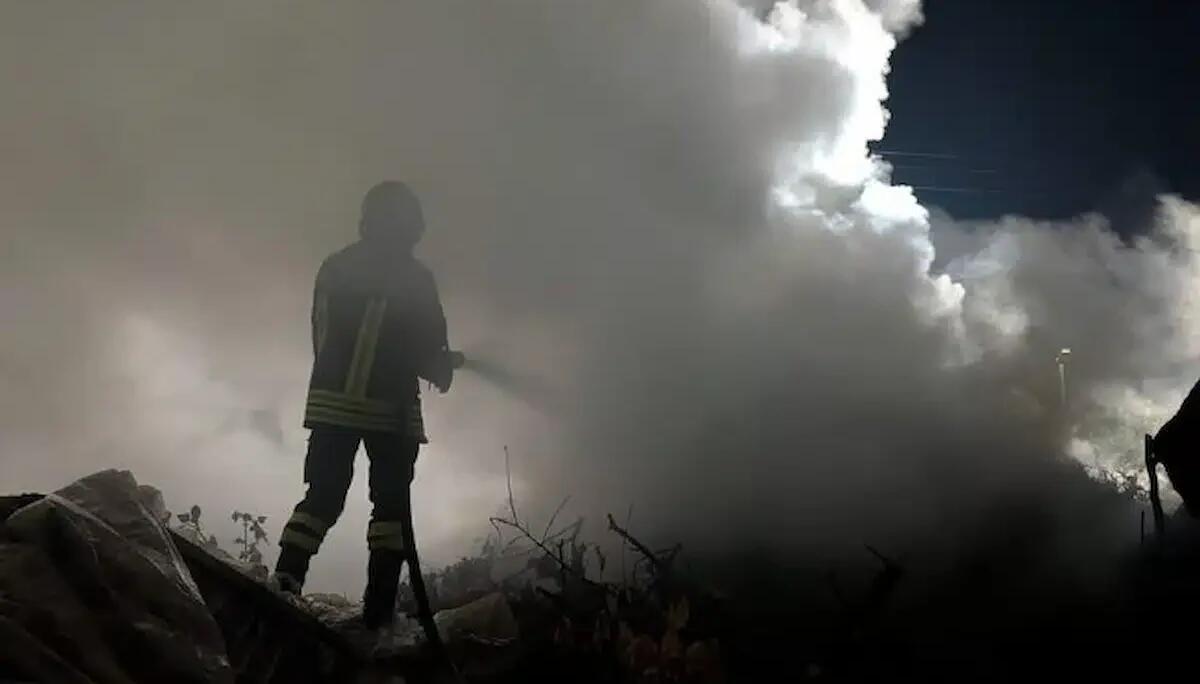 Notte di paura a Monte Crocetta: vivaio in fiamme, quattro ore di lavoro per spegnere il fuoco - 