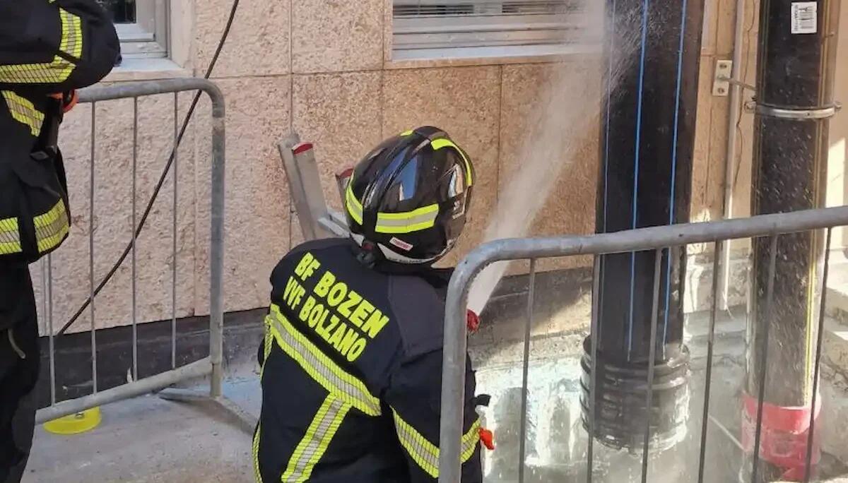 Tubatura in fiamme durante i lavori di saldatura: cucina dell'ospedale invasa dal fumo - 