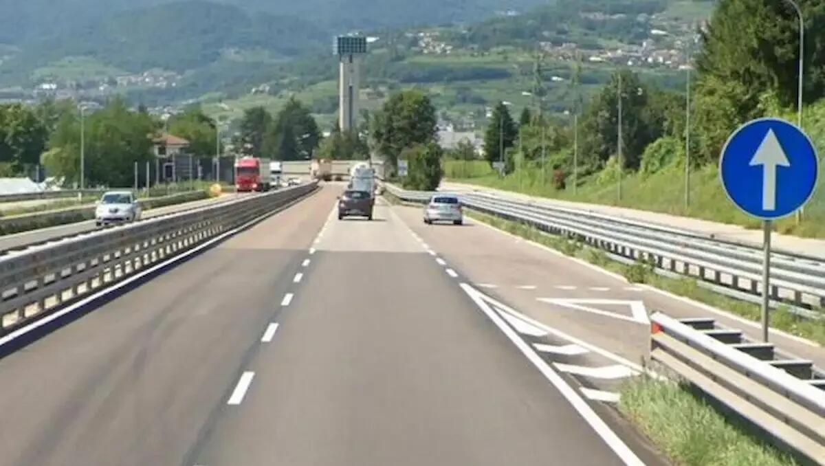 Bambino di 10 anni sulla Statale 47 della Valsugana, sfuggito alla madre: salvato da un poliziotto - 
