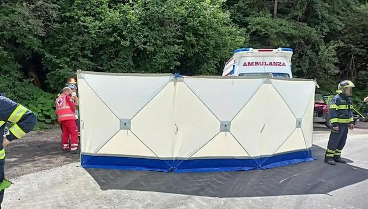 Investita da un'auto e trascinata per alcuni metri sull'asfalto: 73enne perde la vita - 