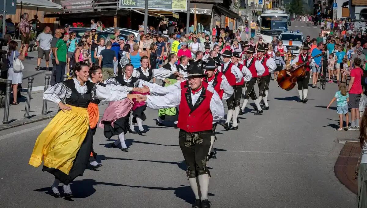 Arte, tradizioni e gruppi dal mondo: un weekend di folklore internazionale a Sappada - 