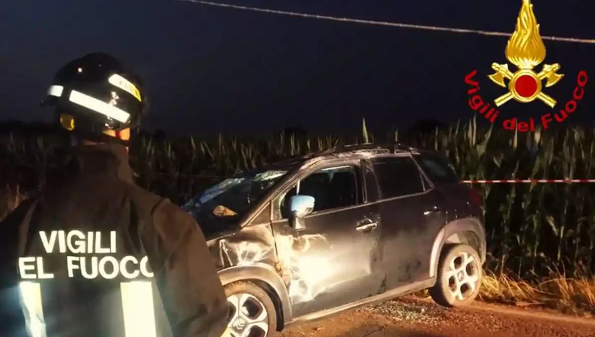 Auto fuori controllo abbatte un palo della linea telefonica e si ribalta: conducente in ospedale - 
