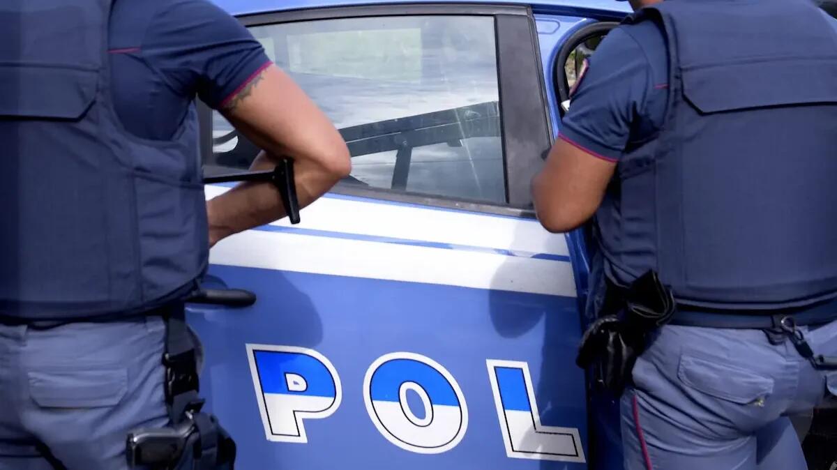 Inseguita fino in casa, poi presa a calci e pugni nell’ascensore: le urla disperate della donna rapinata - 