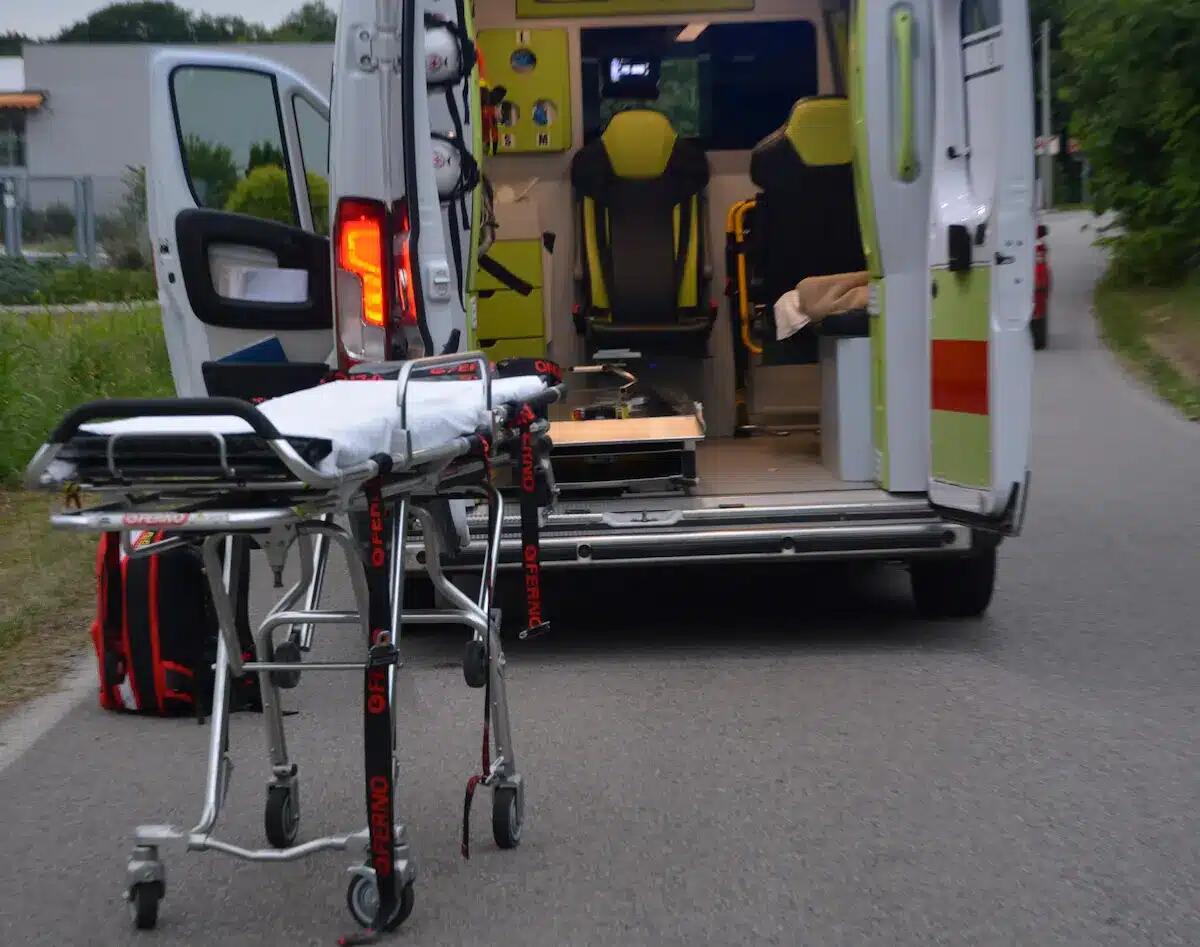 Passa la notte sul tetto della palazzina con un coltello in mano, poi si butta nel vuoto: è grave - 
