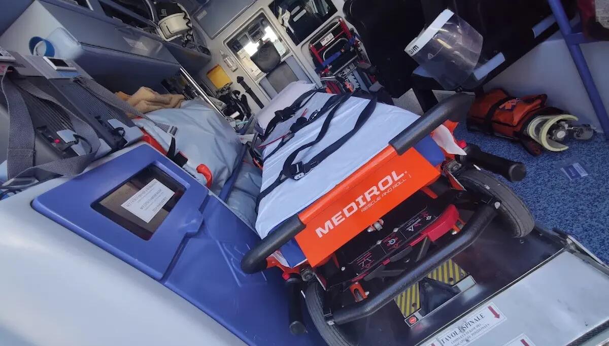 Cameriere resiste alla rapina, allora i ladri lo trafiggono con un coccio di vetro: è gravissimo - 