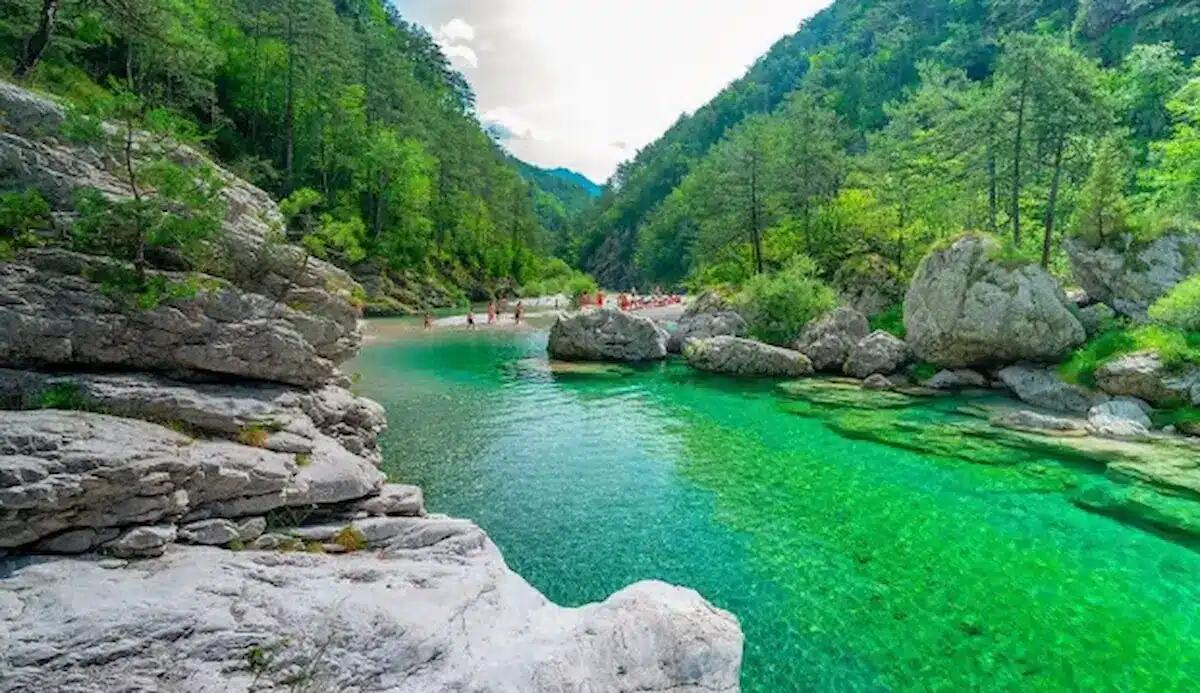 Dove fare il bagno in Friuli lontano dalla folla: 5 angoli di paradiso tra rocce e cascate -