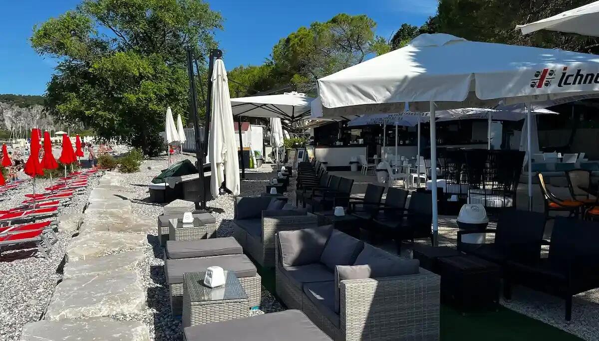 Baia Sistiana, riapre lo storico "Cohiba": spiaggia curata, bistro gourmet e DJ set vista mare -
