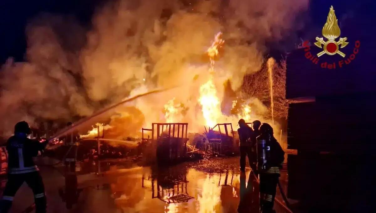 Spaventoso incendio in un deposito aziendale nella notte: bruciano quintali di legno - 