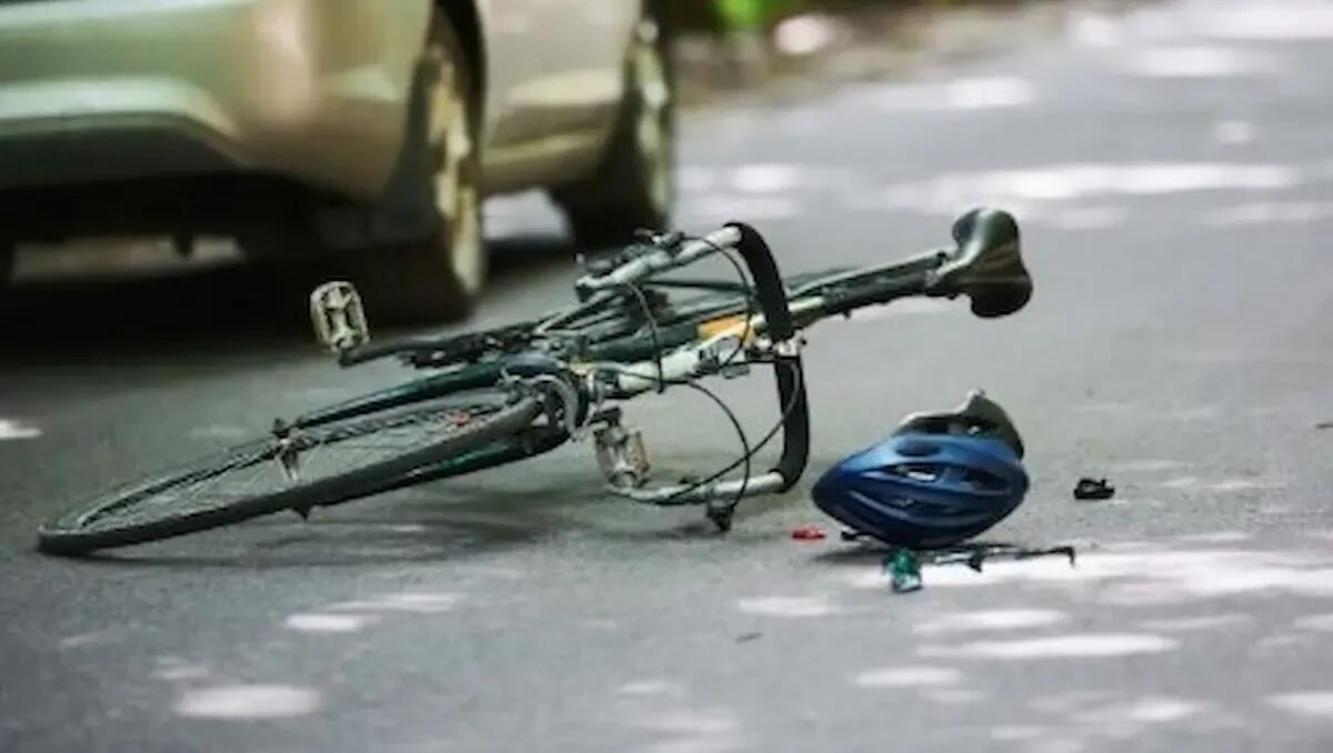 Ragazzina in bicicletta urtata da un'auto, brutta caduta sull'asfalto: elitrasportata in ospedale - 