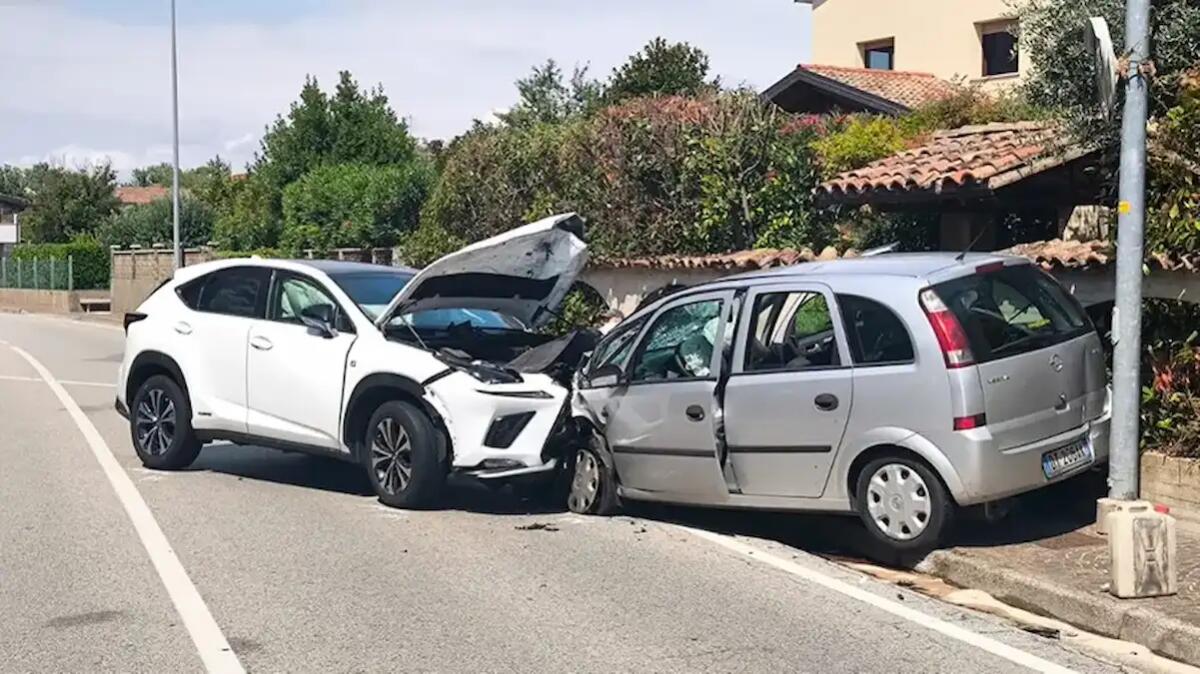 Frontale tra due auto a Martignacco: 61enne estratta priva di conoscenza dalle lamiere - 