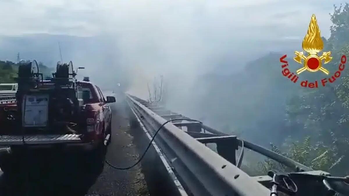Scoppio di uno pneumatico sull’A4 scatena un incendio: fiamme e fumo, traffico deviato | VIDEO - 