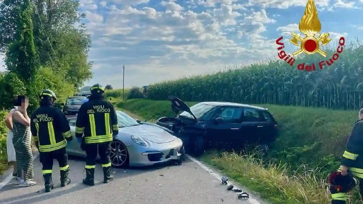 Scontro frontale tra una Porsche e una 500 L, la 500 finisce in un fossato: feriti entrambi i conducenti - 