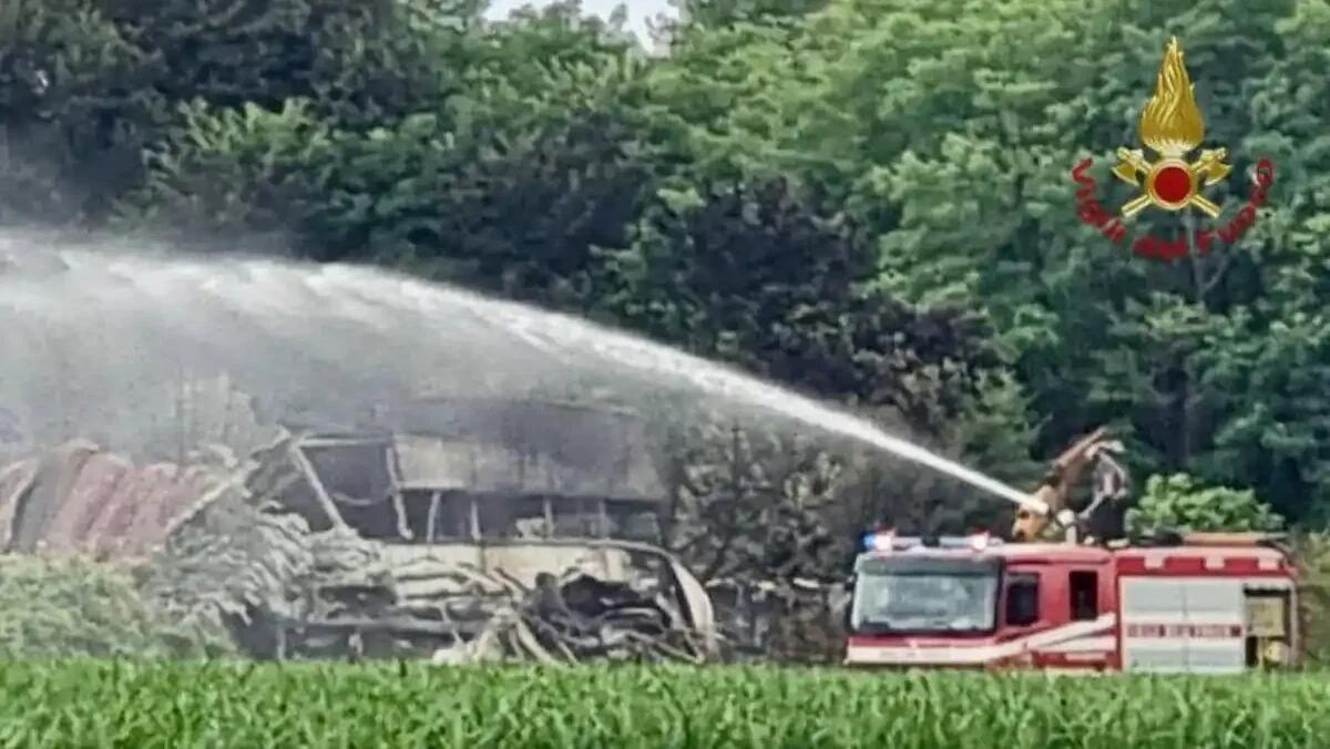 Incendio a Villafranca Padovana, pompieri al lavoro per spegnere gli ultimi focolai: impiegate 20 unità - 