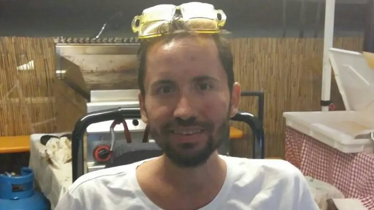 Furgone guidato dal padre si schianta: il figlio Massimiliano muore a 40 anni, ferita la madre - 