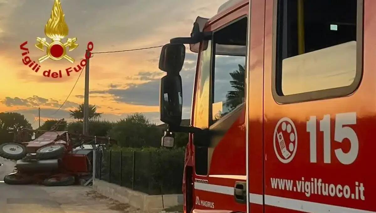 Mezzo agricolo esce di strada, centra una recinzione e finisce ribaltato: miracolato il conducente - 