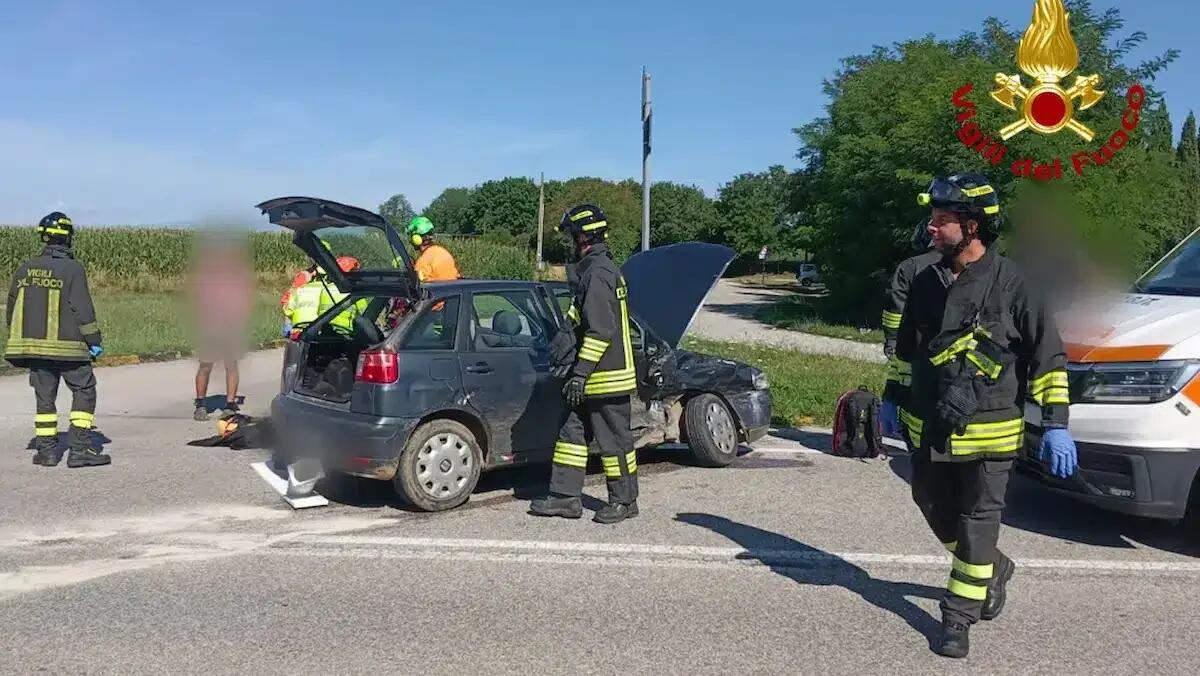 Scontro tra due auto sulla SP95 a Lestizza: un conducente ferito, estratto dalle lamiere - 